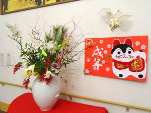 今年の活け花と干支の飾り